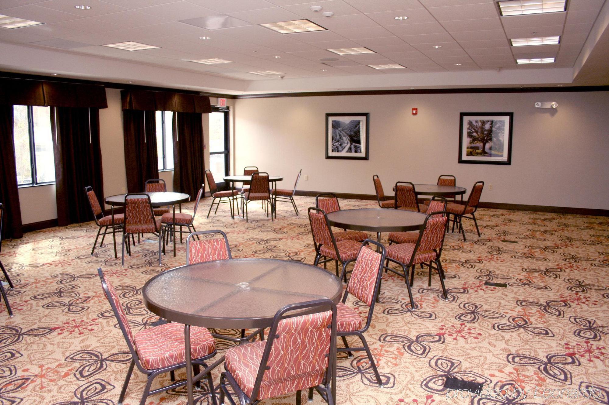 Holiday Inn Express & Suites Cumberland - La Vale By Ihg Exterior photo